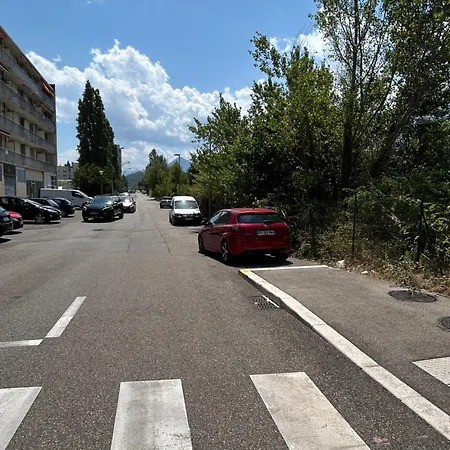 Mezzanine Au Pied Des Montagnes לה פון-דה-קלה